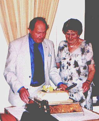 Howard and Shirley cutting the cake