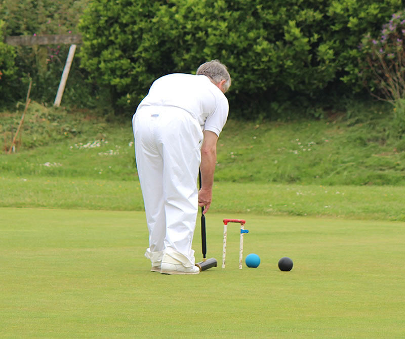 Peter Cutting runs rover with blue ready for the peg out