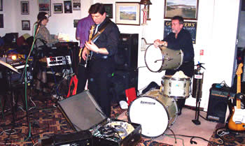  Setting up - Lyndon & John (tuning up) 